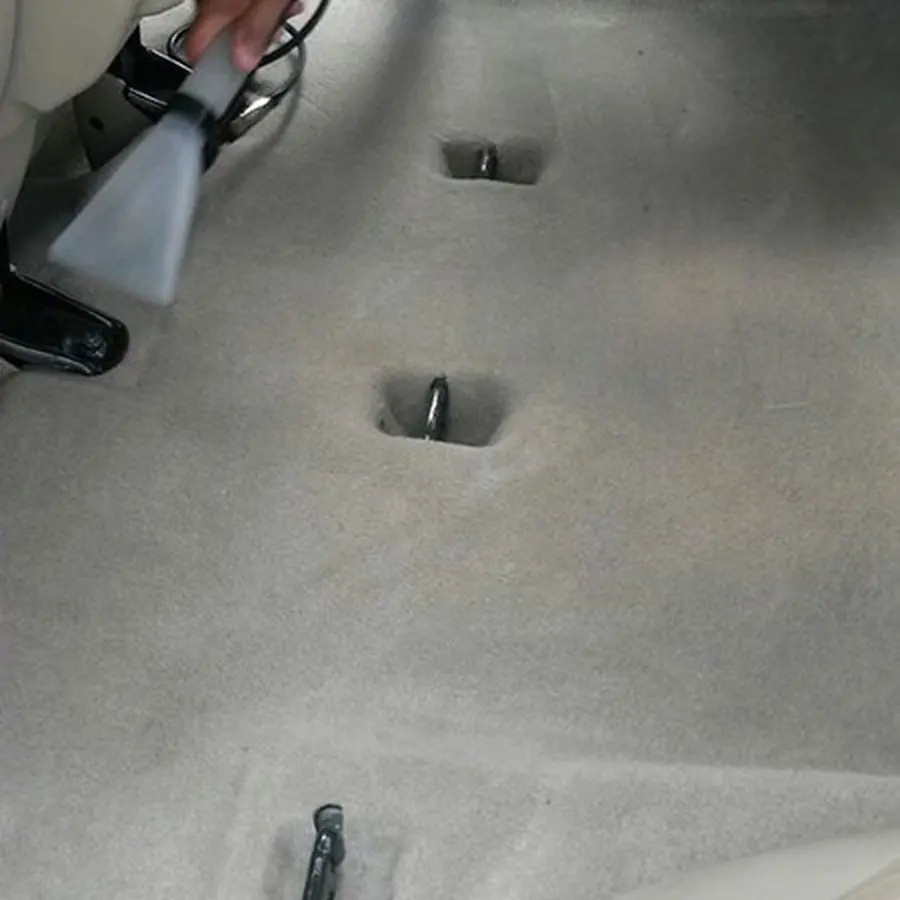 Limpieza del tapizado de un auto con máquina de extracción