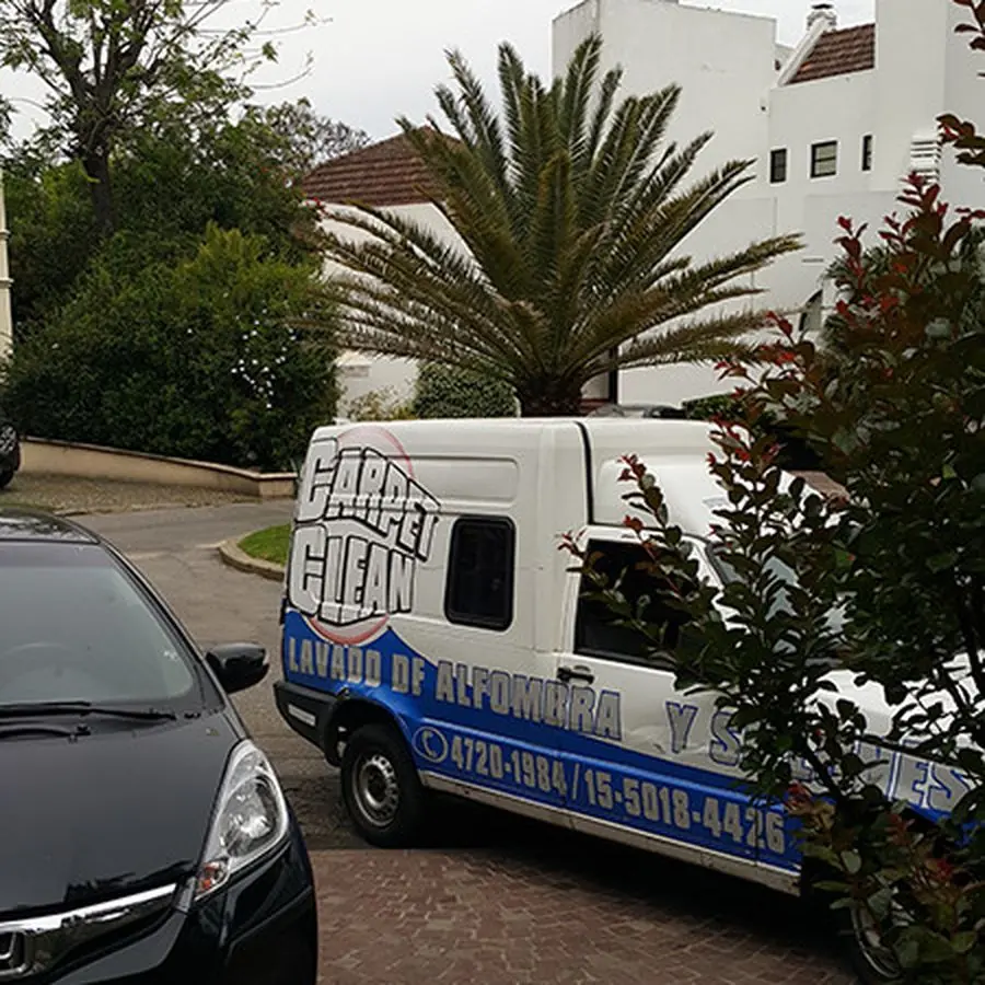 Camioneta de Carpet Clean en un domicilio