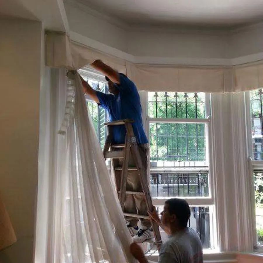 Colocación de cortinas en un living