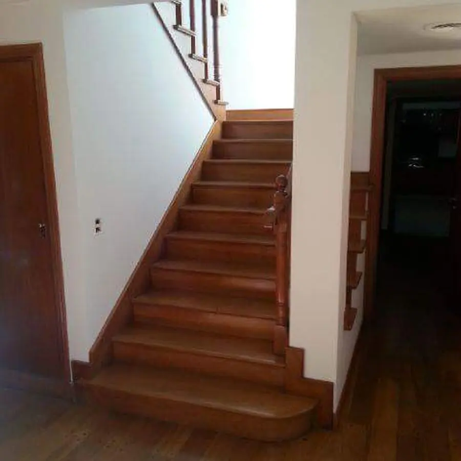 Escalera de madera pulida y plastificada