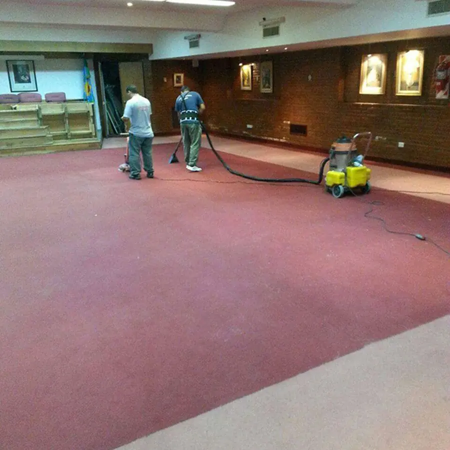 Lavado de alfombra en un salón de eventos con máquinas de extracción