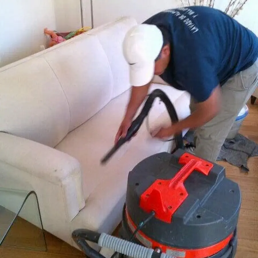 Lavado de un sillón blanco con máquina de extracción